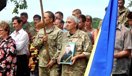 Появилось фото похорон украинского военного, погибшего на Донбассе