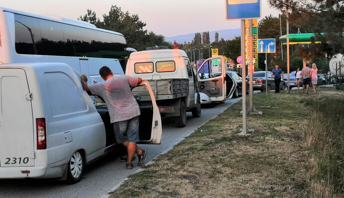 Как в СССР: в сеть попало свежее фото очереди на заправке в Крыму