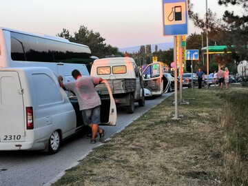 Як в СРСР: в мережу потрапило свіже фото черги на заправці в Криму