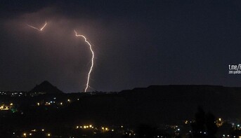 Над Донецком засняли ночные молнии: опубликованы впечатляющие фото стихии