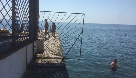 Без заборов им неуютно: в сети показали свежие фото пляжа в оккупированном Крыму