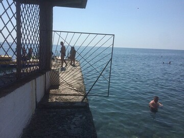 Без зборів їм незатишно: в мережі показали свіжі фото пляжу в окупованому Криму