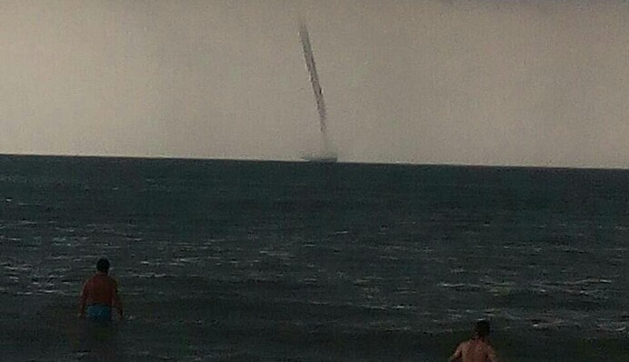 На українському курорті помітили потужний смерч: опубліковано фото і відео