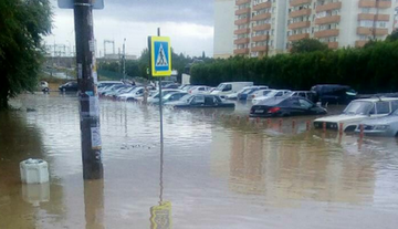 Вулицями "плавали" машини: опубліковано фото і відео сильного потопу в Криму