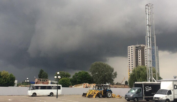 На Київ обрушилася сильна злива з громом: опубліковано вражаючі фото і відео стихії