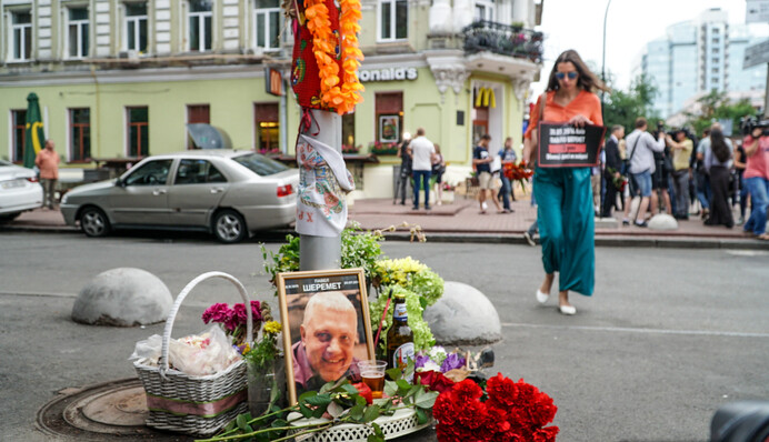 У Києві люди несуть квіти до місця, де два роки тому був убитий Павло Шеремет: ексклюзивні фото