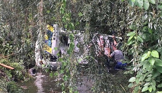 Під Києвом під час погоні авто копів злетіло в річку: опубліковано фото і відео