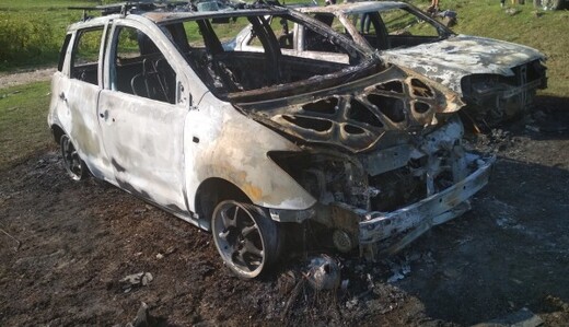 У військовому таборі окупантів в Криму спалили кілька авто: опубліковано фото і відео