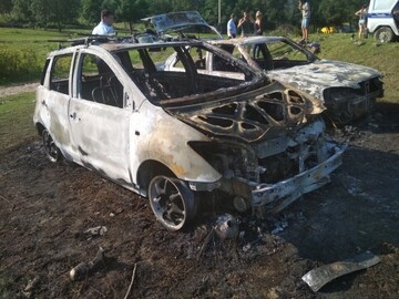 У військовому таборі окупантів в Криму спалили кілька авто: опубліковано фото і відео