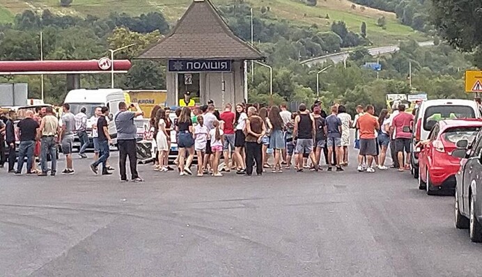 На Закарпатті скандал через побиття поліцейськими двох хлопців: опубліковано фото і відео