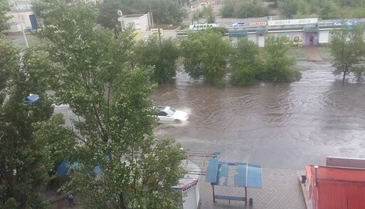 В подъездах "водопады": в сети появились фото и видео последствий мощного ливня на Донбассе