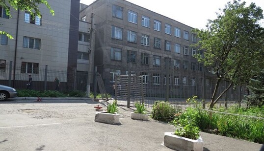 На Донбасі авто протаранило ворота СБУ: опубліковано фото