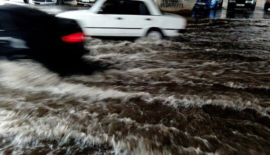 По примеру Киева: в сети показали фото затопленных после ливня дорог в Днепре