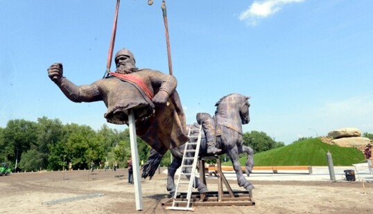 Появились первые фото и видео установки в Киеве памятника Илье Муромцу