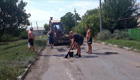 Дешево і сердито: в мережі показали фото ремонту доріг на окупованому Донбасі