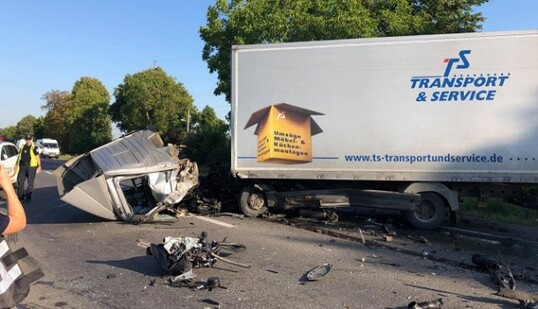 Вантажівці відірвало кабіну: опубліковано фото масштабної ДТП під Мукачевим