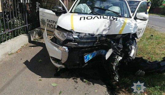 На Закарпатье копы попали в ДТП и разбили авто: опубликовано фото и видео