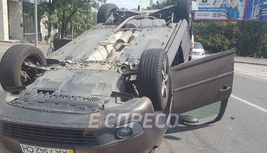 У центрі Києва сталася голлівудська ДТП: опубліковано фото