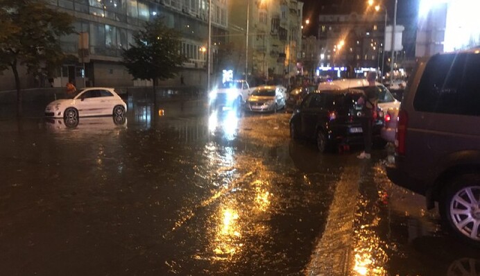 Сильнейший ливень затопил десятки улиц в Киеве, "утонуло" много автомобилей: фото и видео