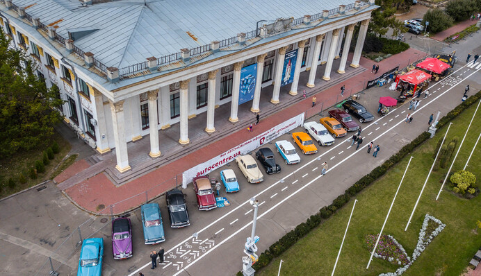Прямо з гаража Брежнєва: ексклюзивні фото з повітря унікального автофестивалю в Києві