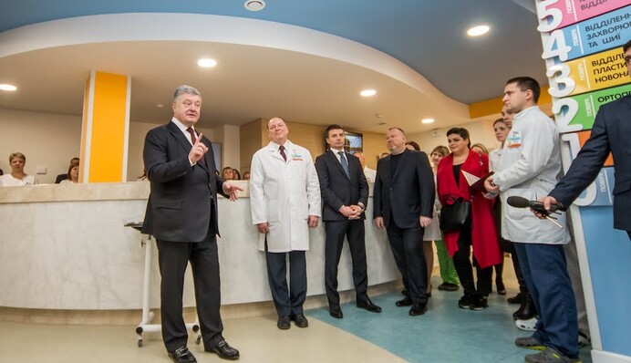Лучший в Украине: Порошенко посетил новый Центр матери и ребенка в Днепре