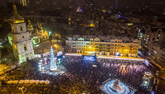 У Києві відкрили головну ялинку України: ексклюзивні фото та відео з дрона