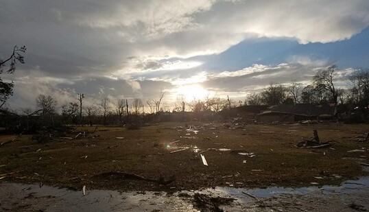 Город в США накрыло разрушительным торнадо: первые фото и видео