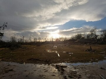 Город в США накрыло разрушительным торнадо: первые фото и видео