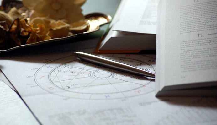 Гороскоп на завтра: Овни будуть конфліктні, а Риб чекає романтика