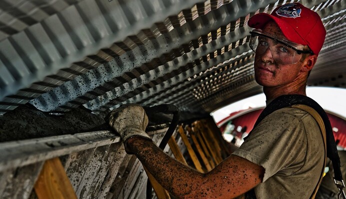 1 Травня: вірші, листівки, фото і відеопривітання