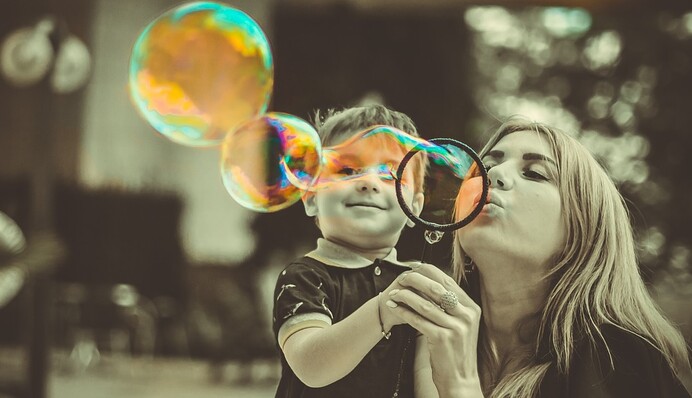 Найкращі привітання з Днем матері: листівки, вірші, привітання у прозі та відео