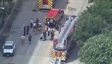 В США многотонный кран упал на дом: данные о жертвах, фото и видео