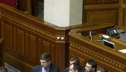 Депутаты Радикальной партии блокируют трибуну Рады (фото)