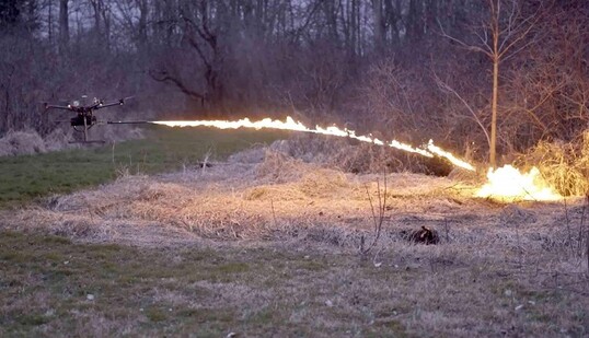 У США почали продавати бойові дрони, які оснащено вогнеметом: фото і відео