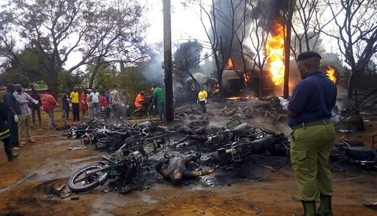 Набирали бензин в канистры: названа причина массовой гибели людей в Танзании, фото и видео