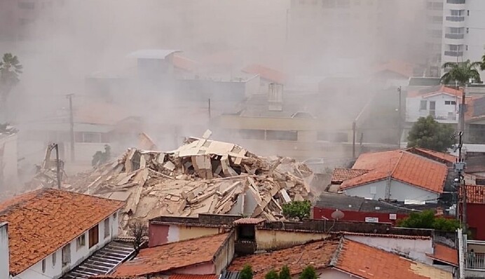 Район накрило густим пилом: з'явилося зняте з висоти відео НП з багатоповерхівкою в Бразилії