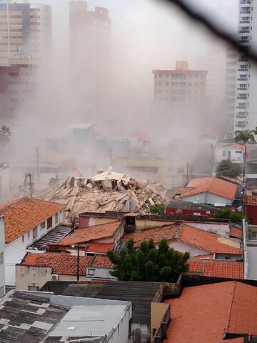 Район накрило густим пилом: з'явилося зняте з висоти відео НП з багатоповерхівкою в Бразилії