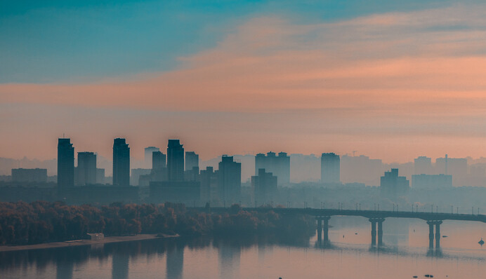 З'явилися яскраві фото оповитого туманом Києва, зроблені з висоти