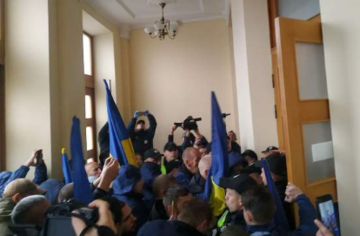 У Черкасах відбулися сутички між поліцією і мітингувальниками в будівлі облради: фото і відео