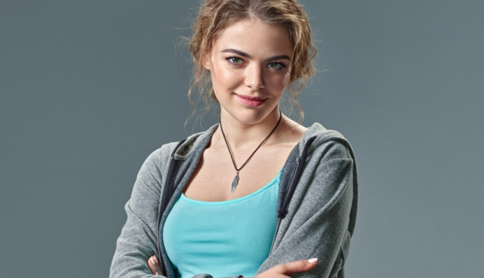 Змусили летіти назад: в Україну не пустили відому російську актрису