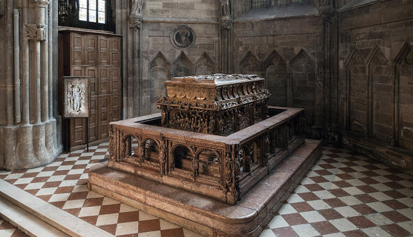 Археологи заглянули в гробницю імператора Священної Римської імперії: фото унікальних знахідок