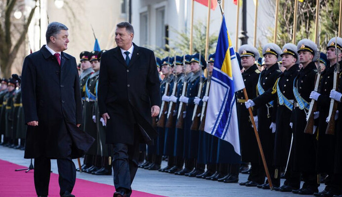 ​Порошенко попросил Румынию поддержать отправку миротворцев на Донбасс