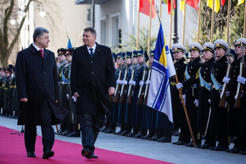 ​Порошенко попросил Румынию поддержать отправку миротворцев на Донбасс