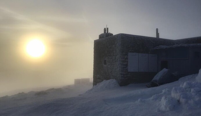 Появилось яркое фото засыпанных снегом Карпат