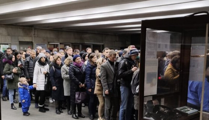 Штурм метро: в сети показали, как люди едут домой с работы в Киеве