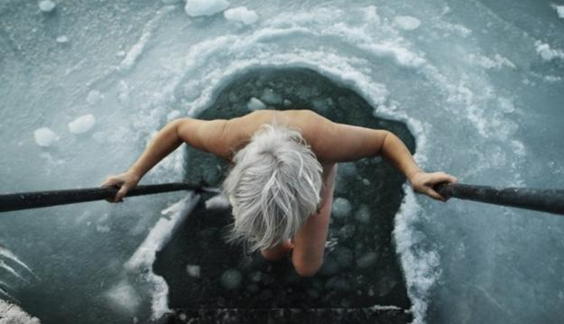 З добрими думками і без алкоголю: головні правила купання на Водохреще