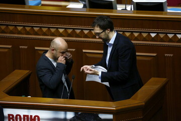 ​НБУ ослабил гривну к доллару еще на 10 копеек