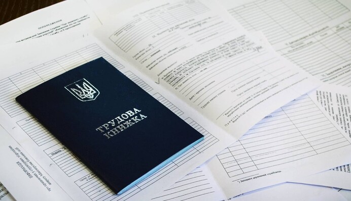 Что делать, если в трудовой книжке указан не весь стаж: украинцам дали разъяснение