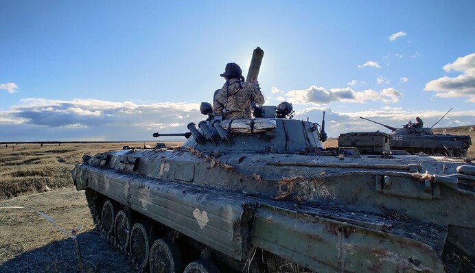 Українські військові провели змагання зі стрільби та подолання перешкод: сильні фото