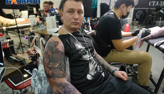 Батьківщина-мати та інші персонажі: в мережі діляться фото 